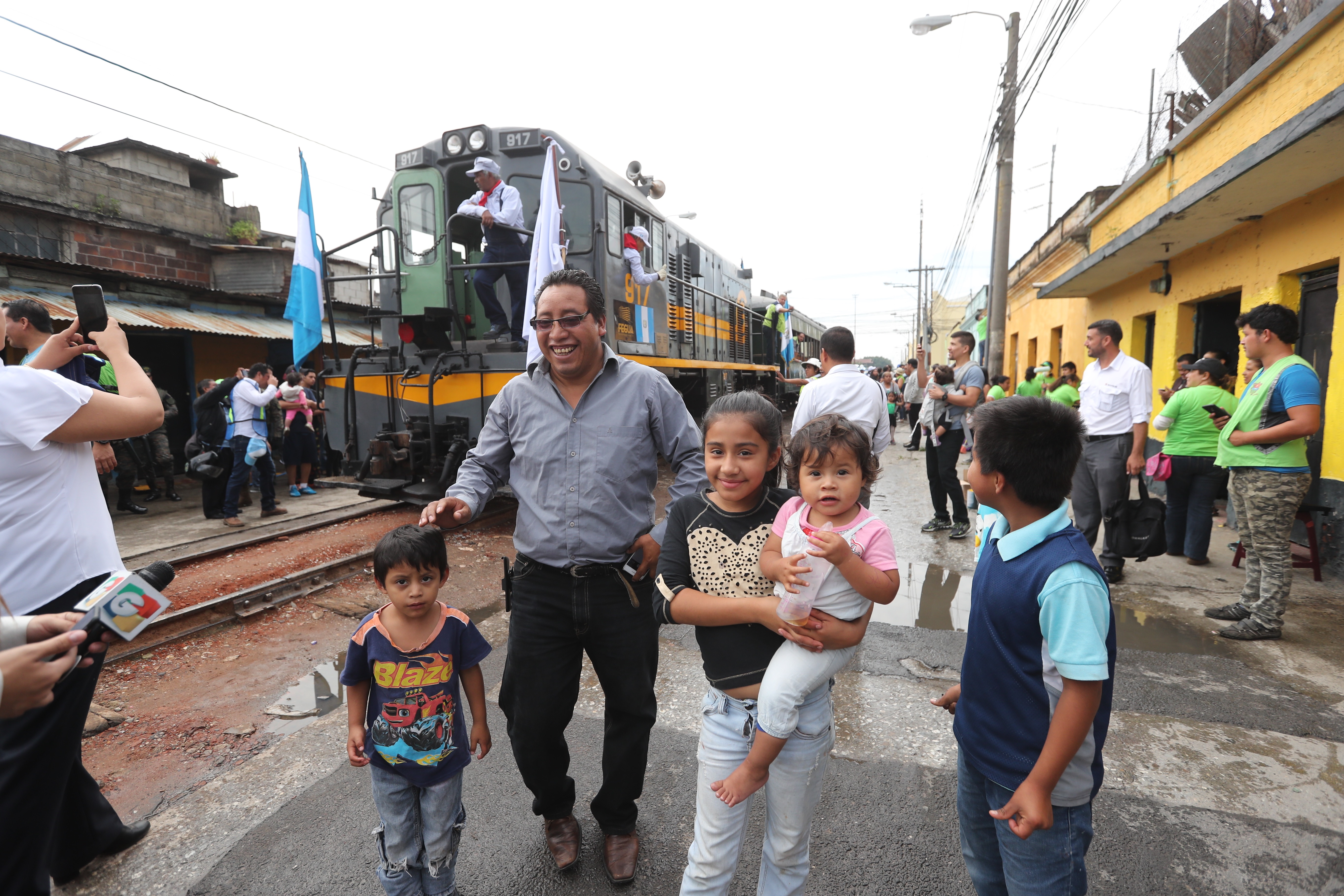 Familias se toman fotografías frente a la locomotora la chula. Fotografía Prensa Libre: Erick Avila. 


