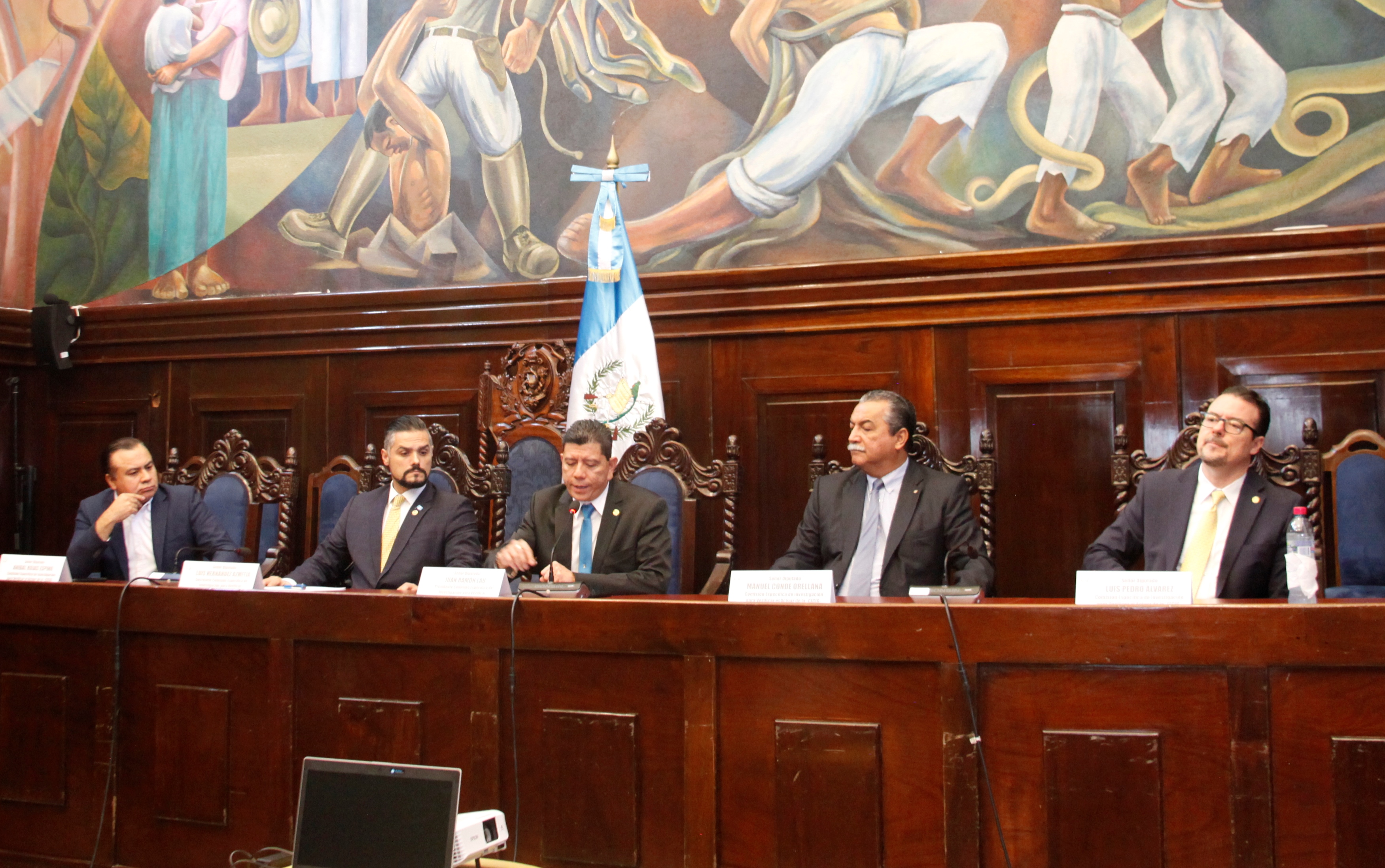 La comisión está integrada por Aníbal Rojas, Luis Hernández Azmitia, Juan Ramón Lau, Luis Pedro Álvarez y Manuel Conde Orellana. (Foto Prensa Libre: Hemeroteca PL)
