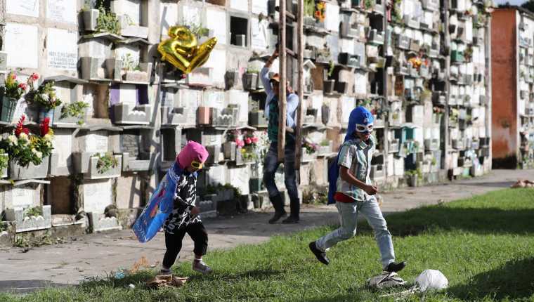 Dos niños juegan disfrazados de superhéroes  en el Cementerio General.  Fotografía prensa Libre: Erick Avila