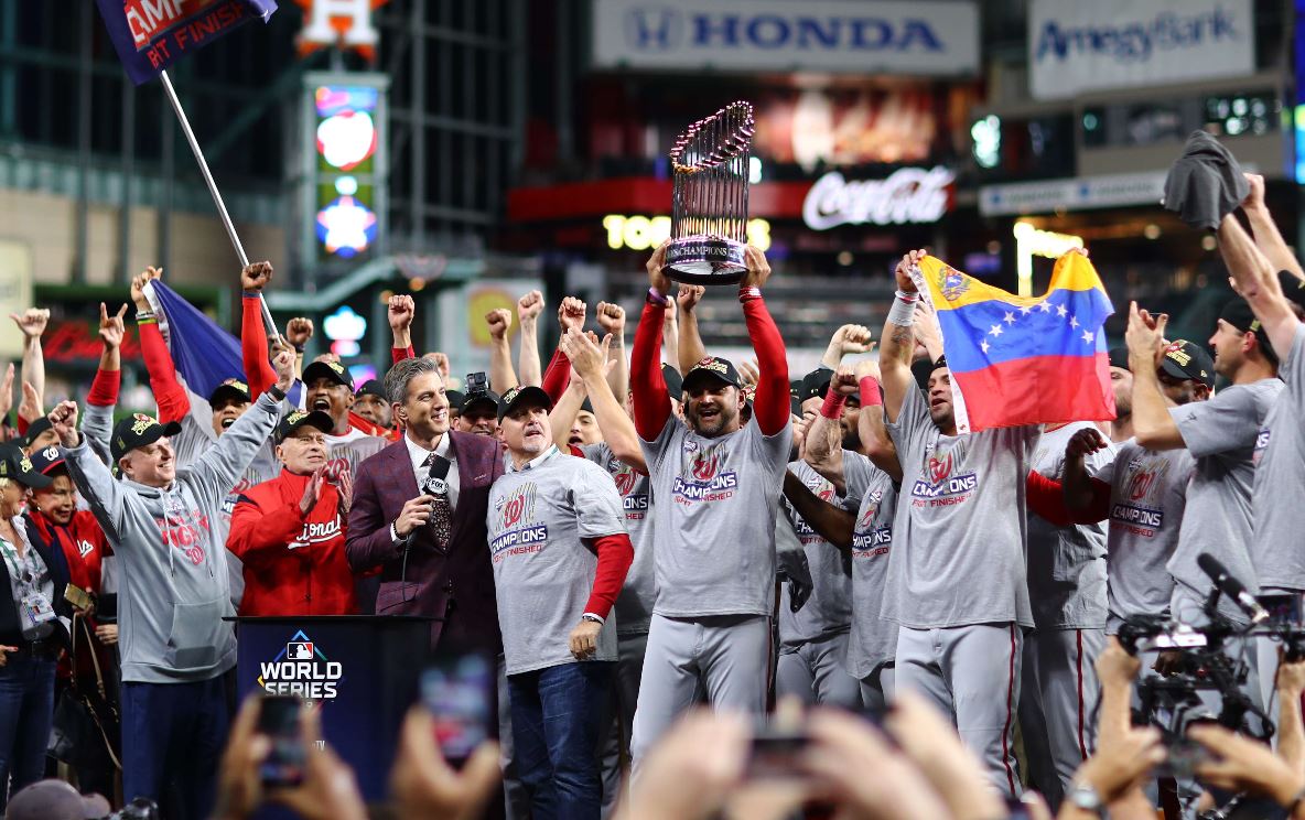 Los Nacionales celebra el título de la Serie Mundial al dejar en el camino a los Astros. (Foto Prensa Libre: AFP)
