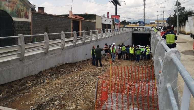 Autoridades municipales supervisan los avances de la construcción del paso a desnivel en la avenida Petapa. (Foto Prensa Libre: La Red).