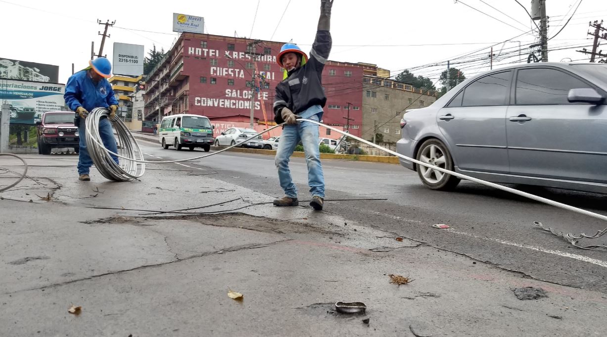 Árboles caídos dañaron la red eléctrica en Quetzaltenango y dejaron sin servicio a varios sectores de la ciudad altense. (Foto Prensa Libre: Municipalidad de Quetzaltenango)