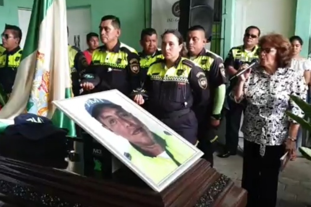 Compañeros de la victima le rindieron un homenaje póstumo el 18 de octubre. (Foto Prensa Libre: captura de video) 