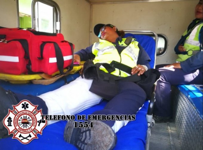 La agente de la PMT de San Miguel Petapa presentaba una posible fractura en la pierna debido al accidente provocado por un motorista. (Foto Prensa Libre PMT)