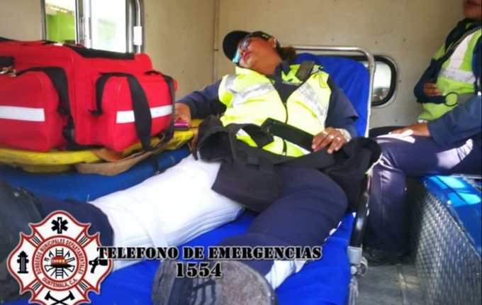 La agente de la PMT de San Miguel Petapa presentaba una posible fractura en la pierna debido al accidente provocado por un motorista. (Foto Prensa Libre PMT)