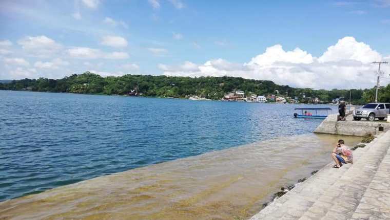 Iniciativa pretende disminuir la contaminación en el lago Petén Itzá. (Foto Prensa Libre: Dony Stewart)