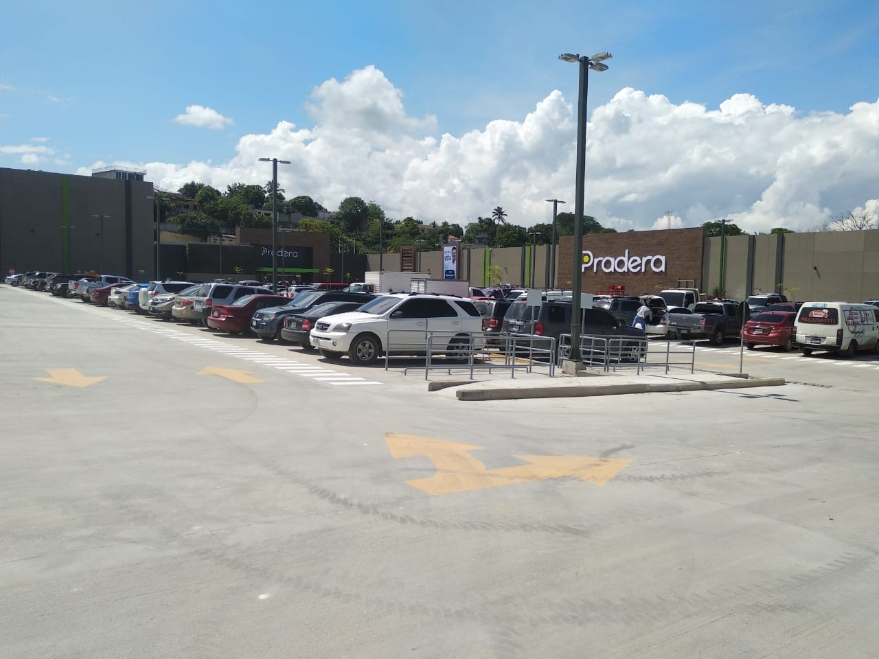 El parqueo del centro comercial Pradera Zacapa cuenta con capacidad para 300 carros y 70 motos. (Foto Prensa Libre: Cortesía)