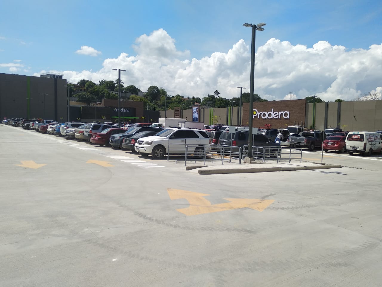 El parqueo del centro comercial Pradera Zacapa cuenta con capacidad para 300 carros y 70 motos. (Foto Prensa Libre: cortesía Pradera Zacapa)