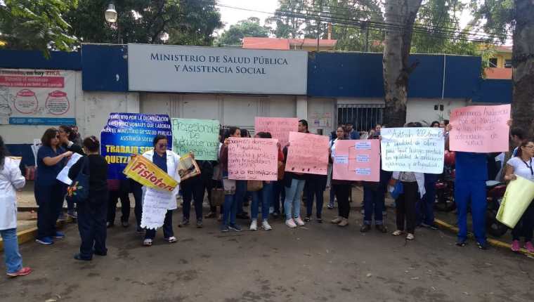 Profesionales de salud protestan frente a la sede del ministerio para ser incluidos en el aumento salarial. (Foto Prensa Libre: Cortesía)