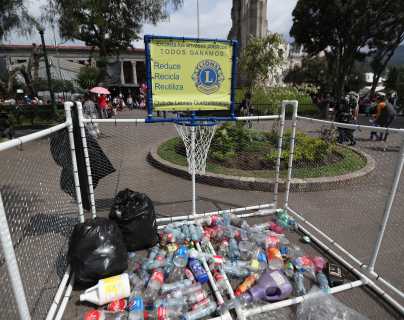 Recolectan envases plásticos durante la celebración en honor a la Virgen del Rosario