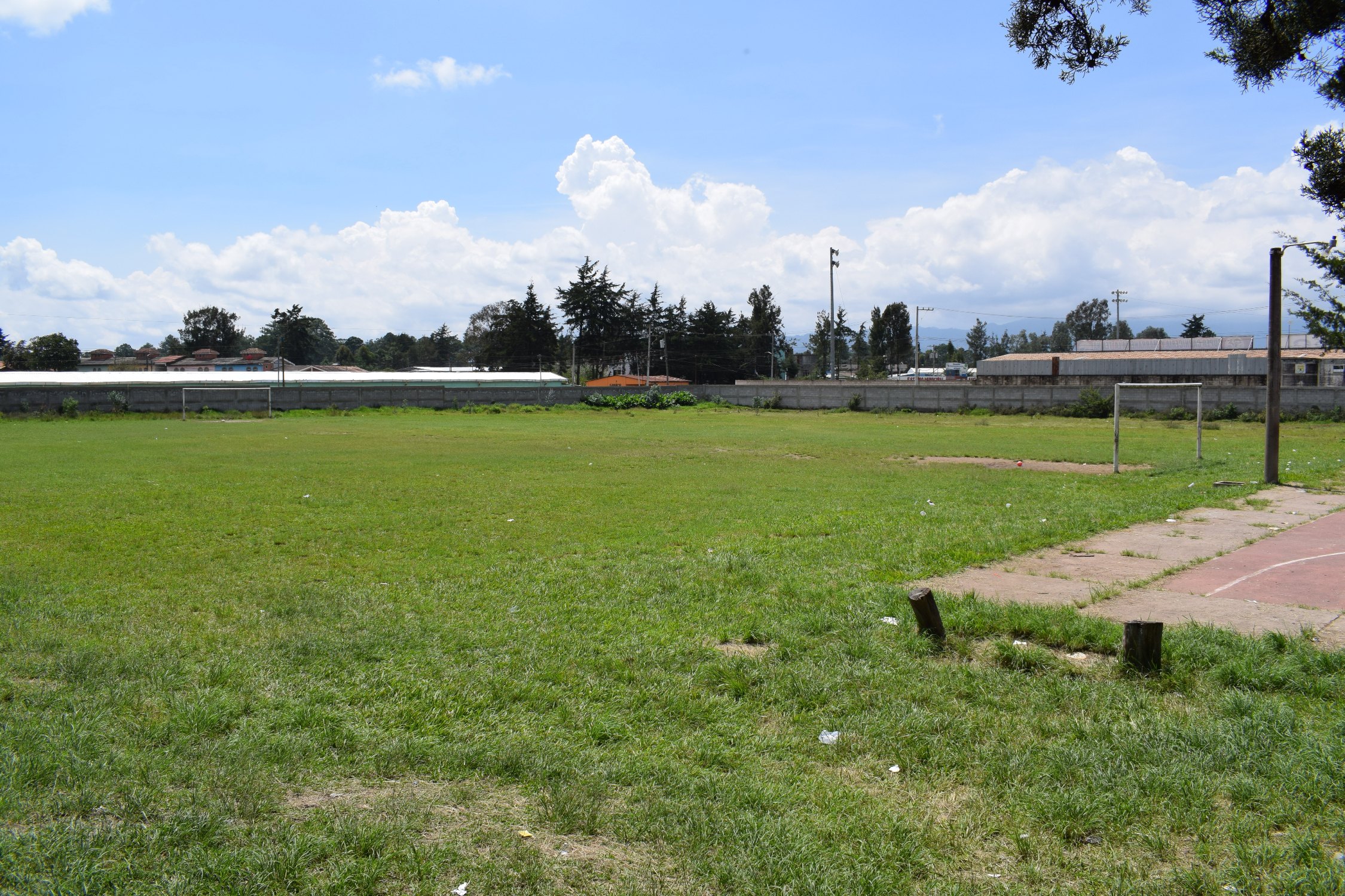 Área del Instituto Fray Francisco Jiménez donde el Ministerio de Educación eligió construir el edificio de la Dirección Departamental de Educación. (Foto Prensa Libre: Héctor Cordero)