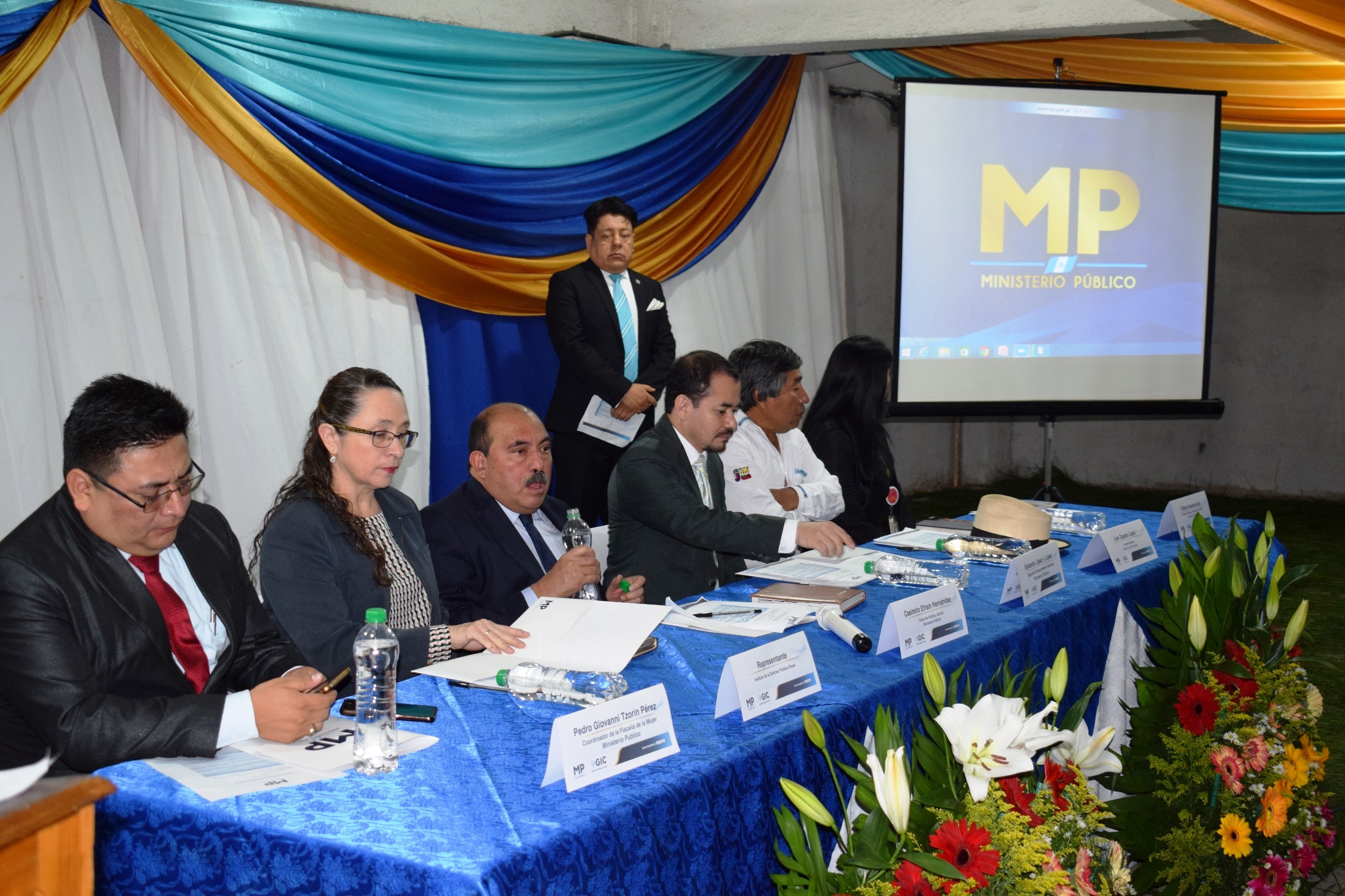 Casimiro Hernández, fiscal distrital de Quiché, y Estuardo López, secretario del MP, - al centro- durante el lanzamiento del Modelo de Gestión Integral de Casos. (Foto Prensa Libre: Héctor Cordero)