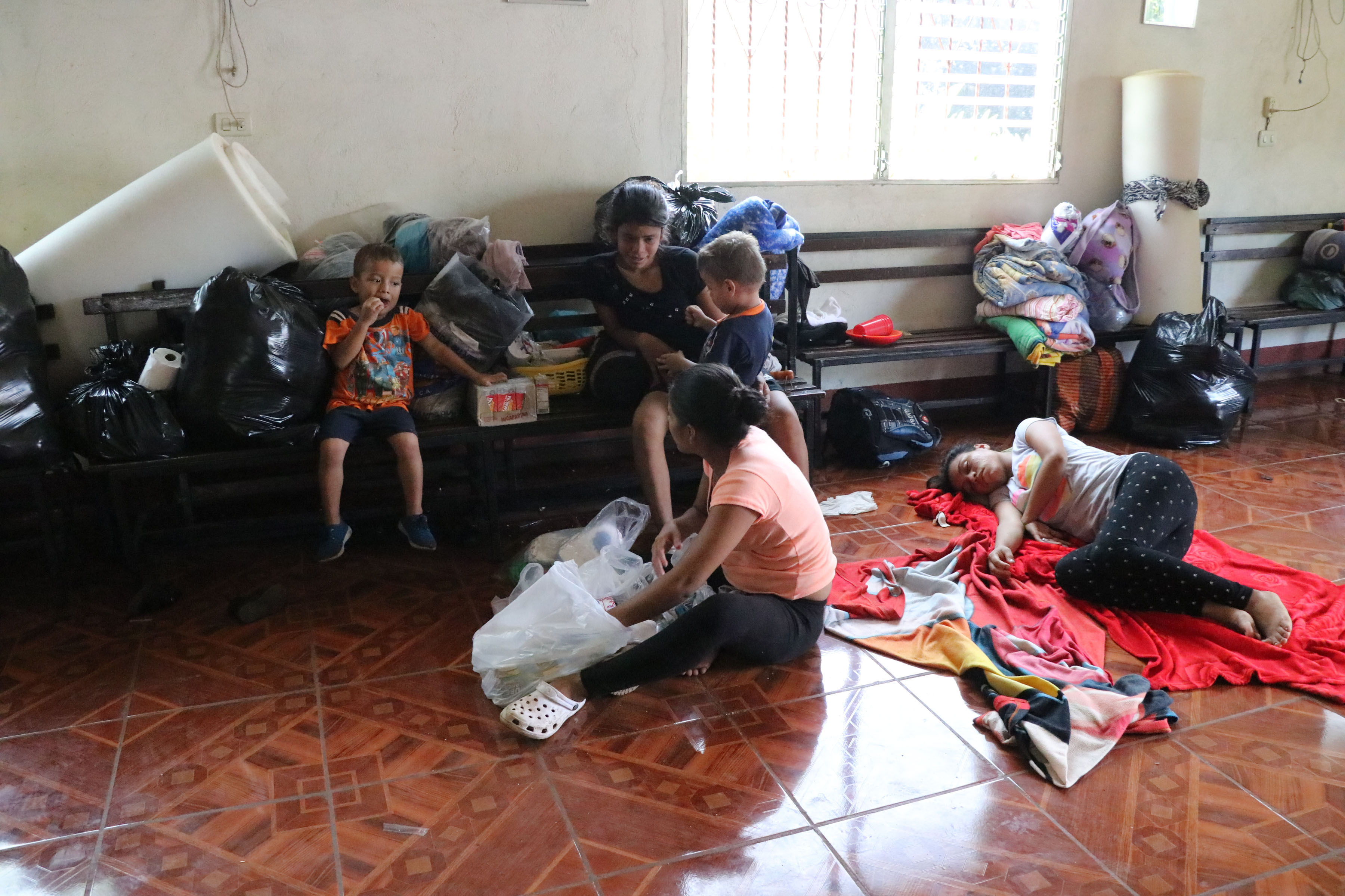 Las familias afectadas en la aldea Aceituno, Escuintla, perdieron la mayoría de sus pertenencias debido al desborde del río del mismo nombre. (Foto Prensa Libre: Carlos Paredes)