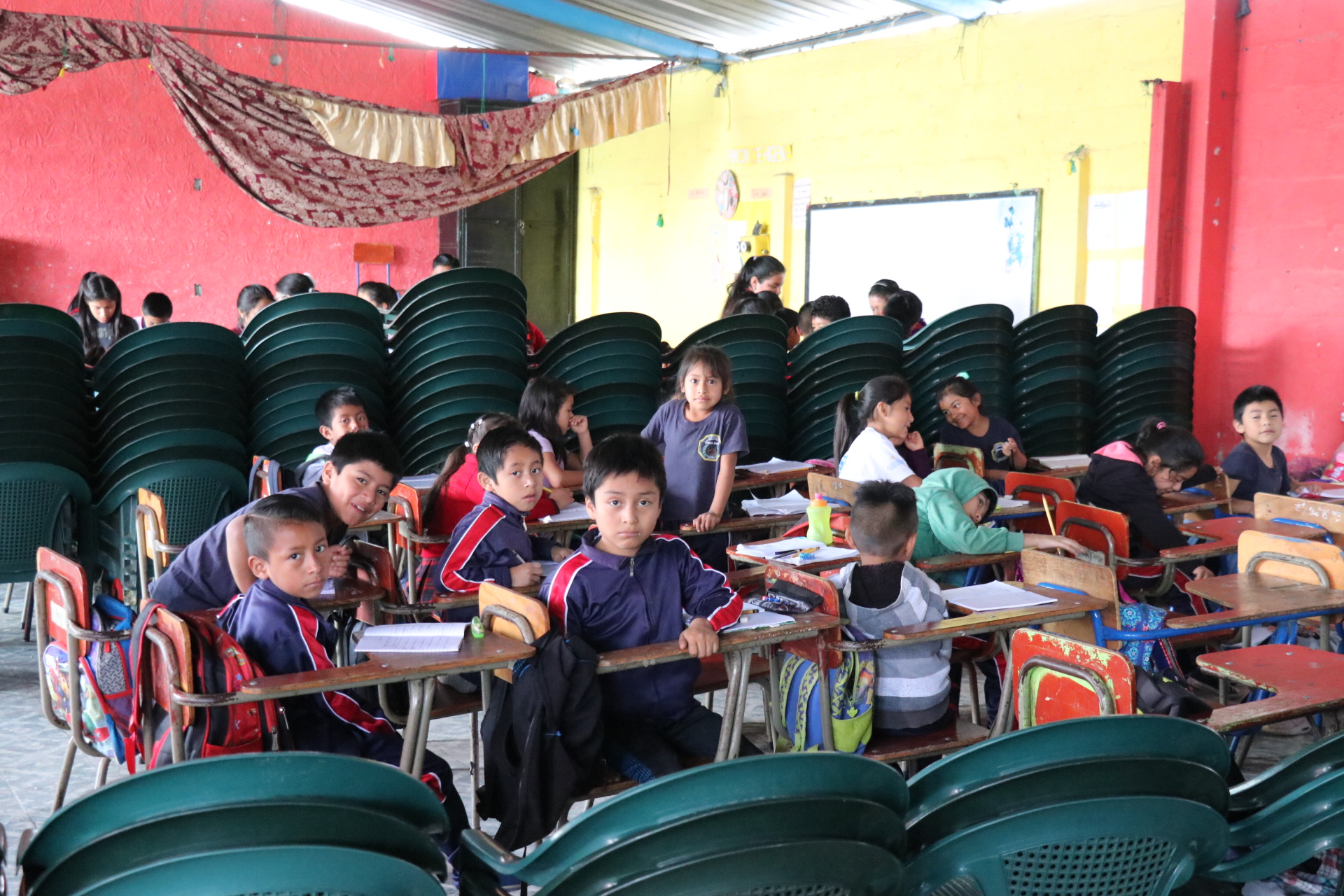 Estudiantes de la escuela Barrio Norte en Quiché  reciben clases en el salón de usos múltiples. (Foto Prensa Libre: Héctor Cordero) 