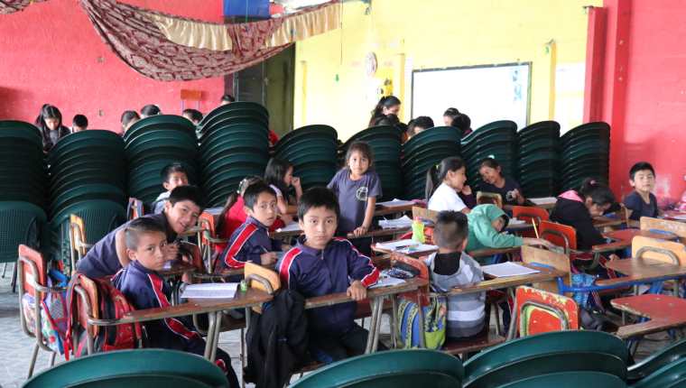 Estudiantes de la escuela Barrio Norte en Quiché  reciben clases en el salón de usos múltiples. (Foto Prensa Libre: Héctor Cordero) 