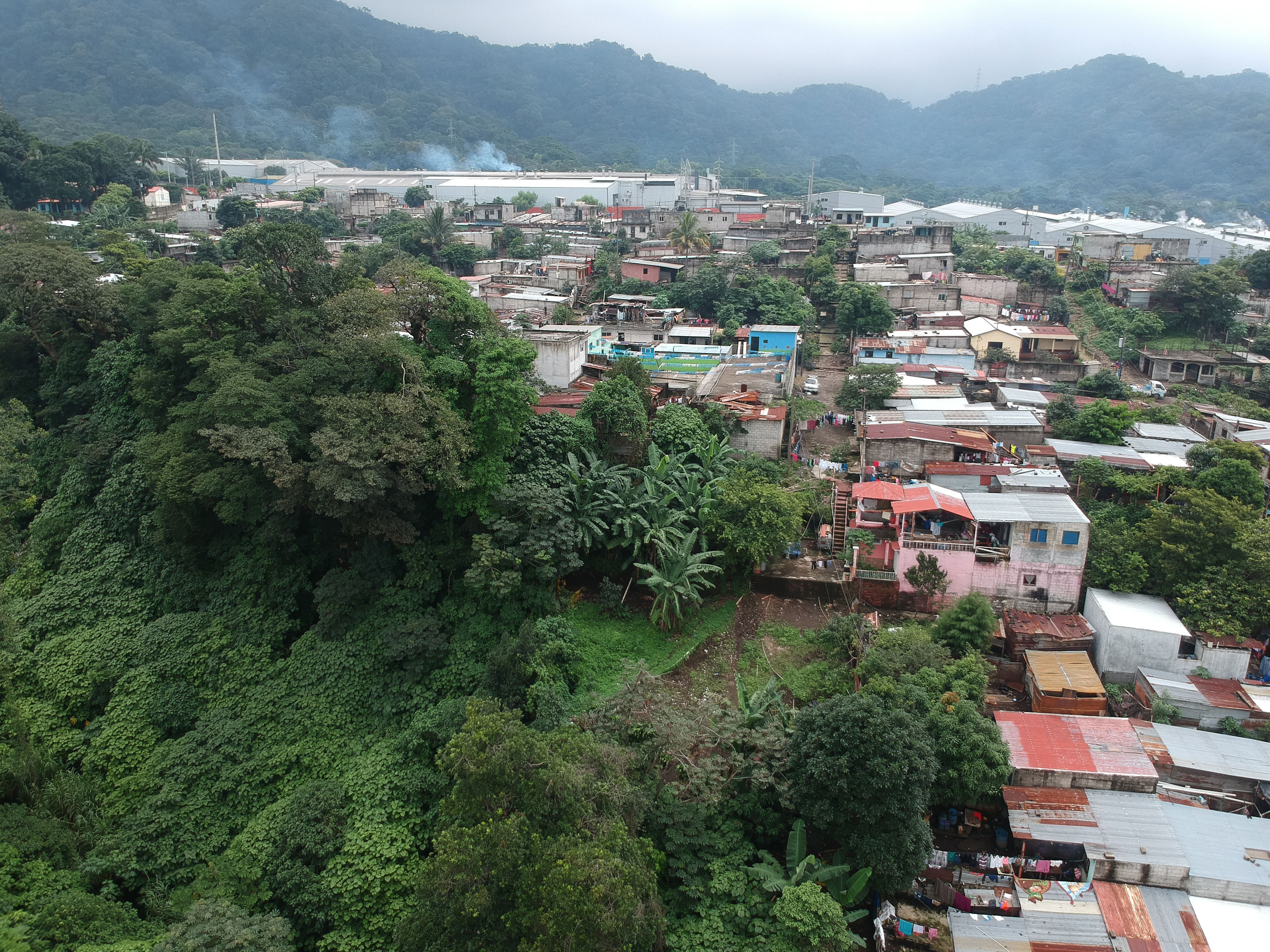 Al menos 20 viviendas de la colonia Balcones 2, Palín, Escuintla, se ubican en la orilla de un barranco. (Foto Prensa Libre: Carlos Paredes)