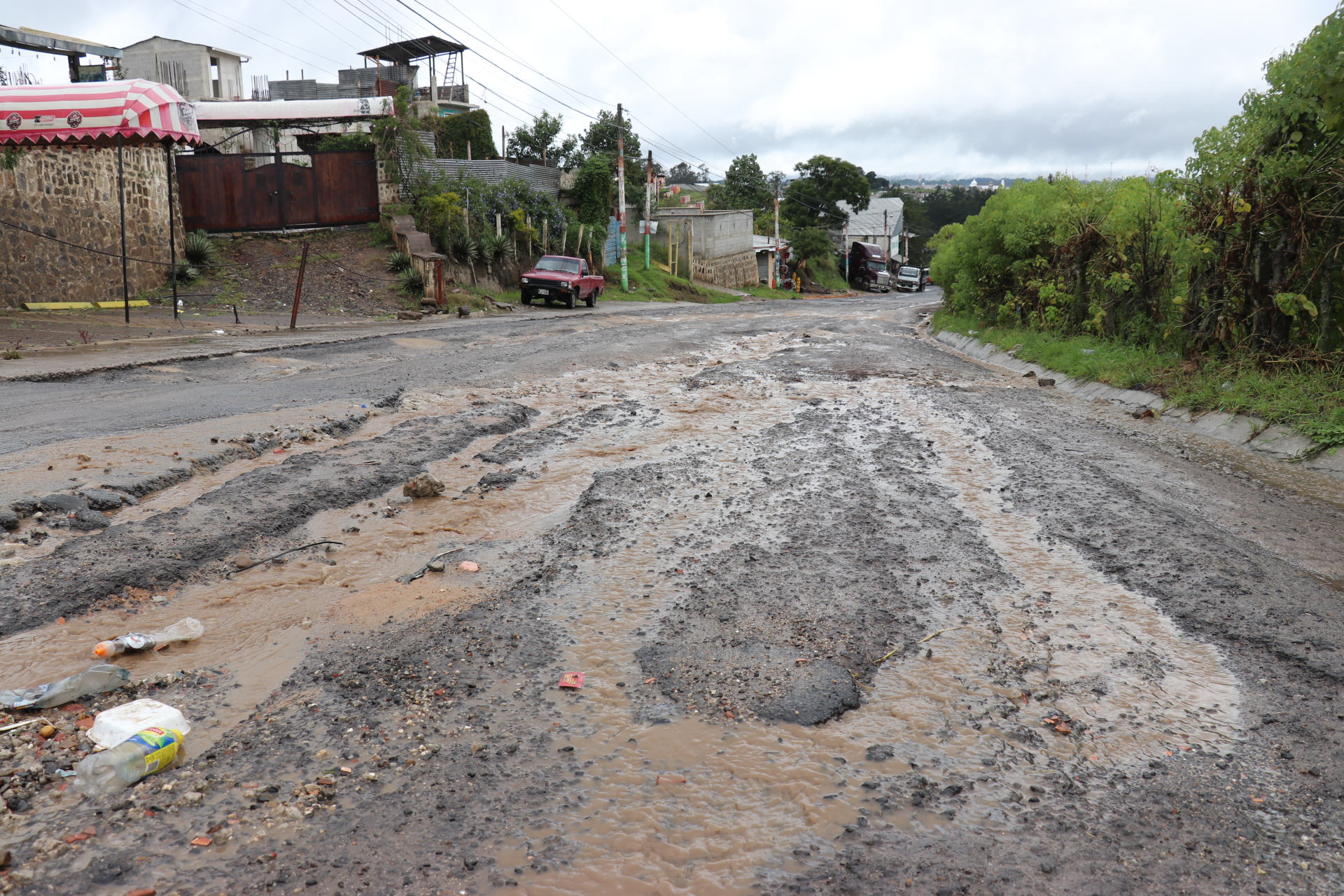 La carretera de Quiché a San Pedro Jocopilas está a punto de colapsar. (Foto Prensa Libre: Héctor Cordero) 