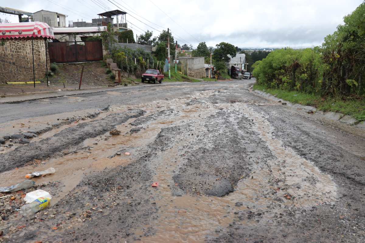Lluvia agrava deterioro de la ruta a San Pedro Jocopilas, abandonada desde hace varios años