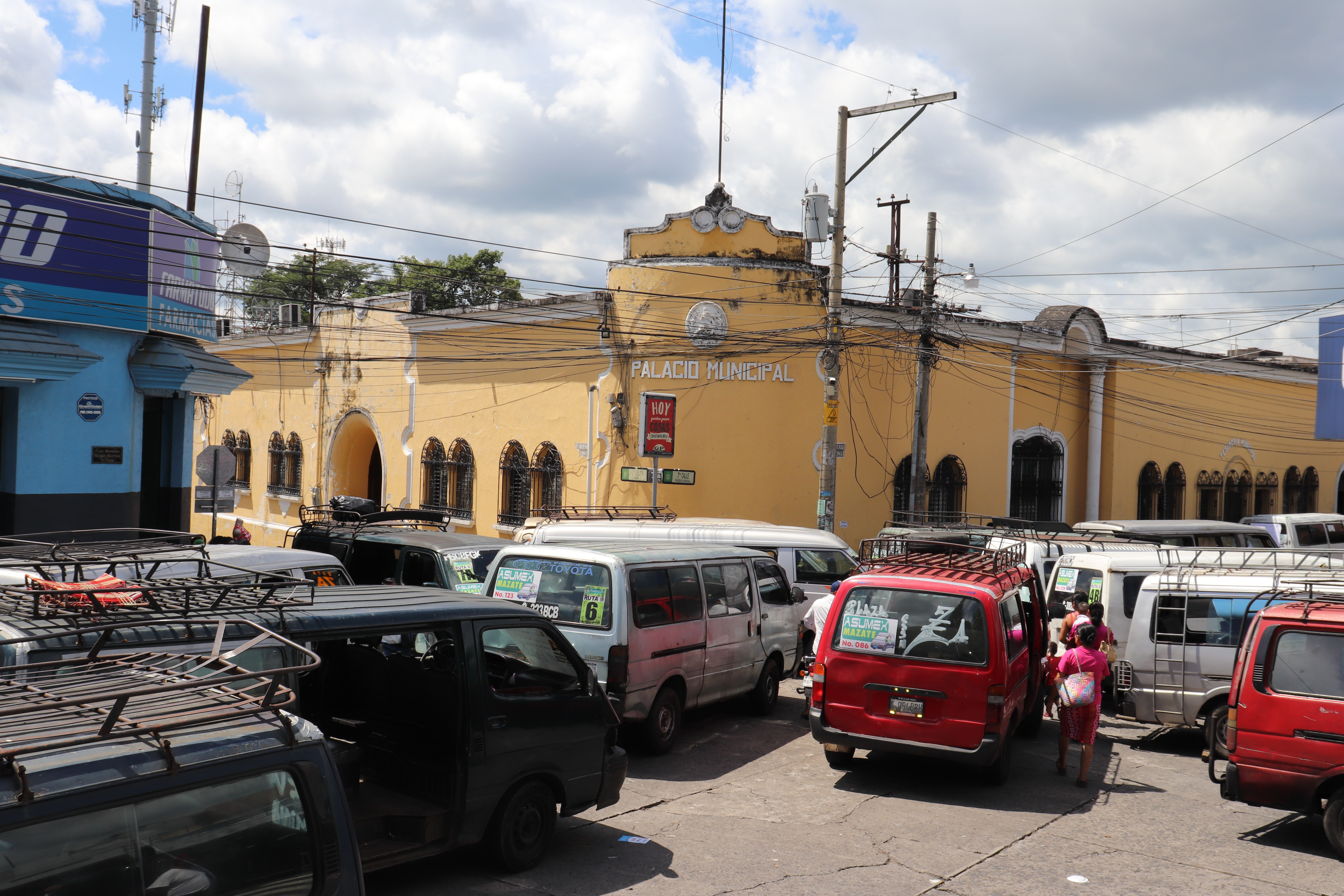 Pilotos y transportistas del servicio urbano en Mazatenango cumplen 24 horas frente a la comuna exigen la destitución del jefe la Policía de Tránsito. (Foto Prensa Libre: M. Tunchez) 