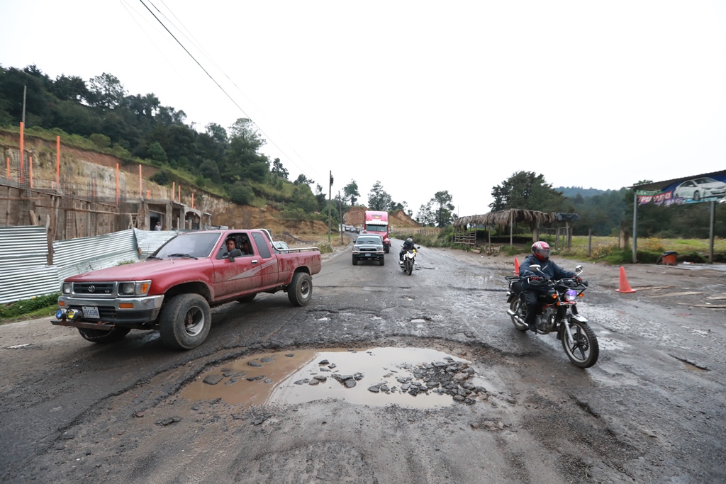El tramo en mal estado consta de 19.9 kilómetros de Cuatro Caminos a Pologuá, Totonicapán. (Foto Prensa Libre: Mynor Toc)
