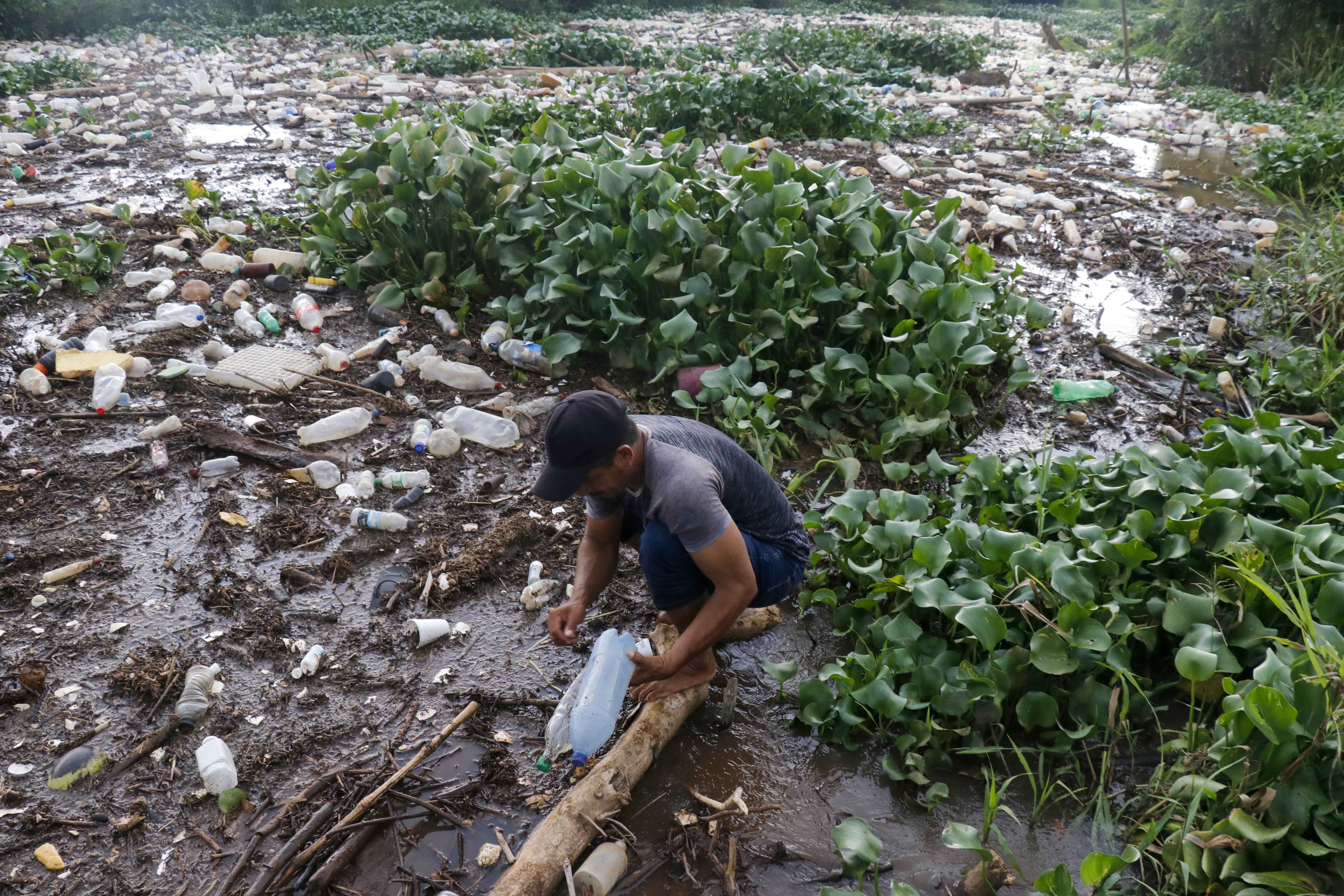 Toneladas de desechos se han acumulado desde agosto del 2018 en el río Ocosito han impactado en la reserva del Manchón Guamuchal y la comunidad Tres Cruces. (Foto Prensa Libre: Rolando Miranda) 
