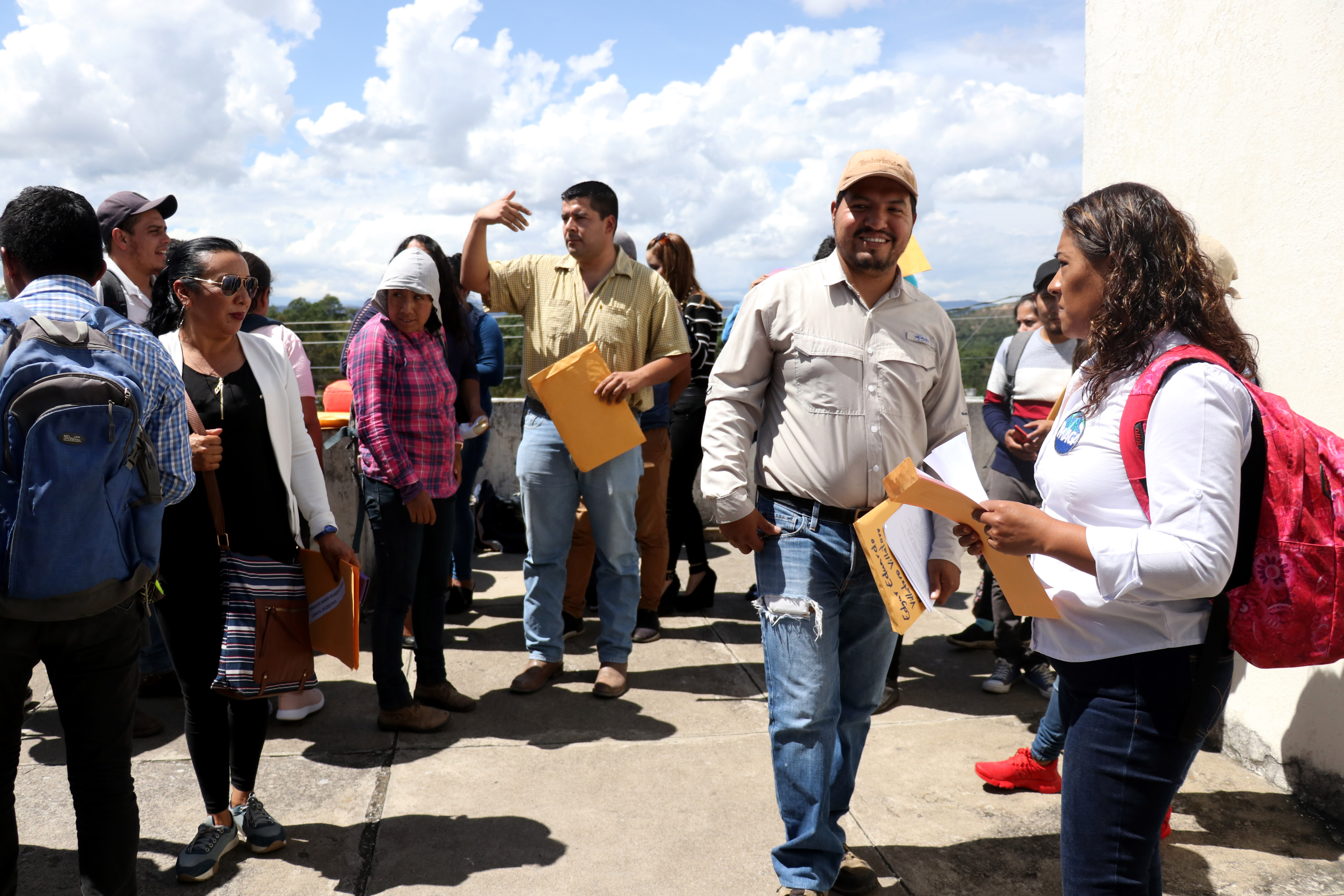 Un grupo de trabajadores toma las instalaciones del Ministerio de Agricultura en Huehuetenango, para exigir el pago de cuatro meses de salario. (Foto Prensa Libre: Mike Castillo)