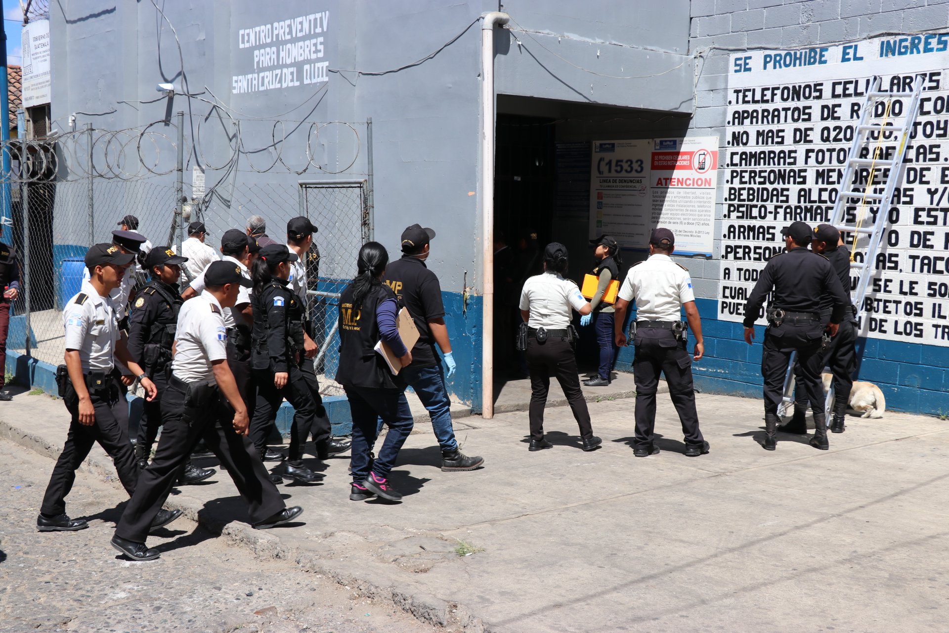 Con regularidad el Ministerio Público y la Policía Nacional Civil requisan el Centro Preventivo para Hombres en Quiché. (Foto Prensa Libre: Héctor Cordero).