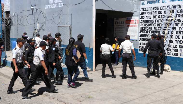 Con regularidad el Ministerio Público y la Policía Nacional Civil requisan el Centro Preventivo para Hombres en Quiché. (Foto Prensa Libre: Héctor Cordero).