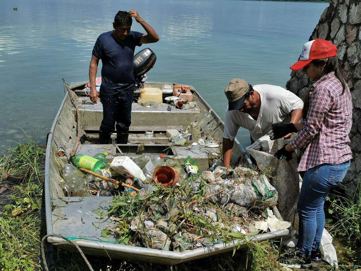 Personal de la Autoridad para el Manejo  y Desarrollo Sostenible de la Cuenca del Lago Petén Itzá recoge desechos que fueron arrastrados por las correntadas.   (Foto Prensa Libre:  Dony Stewart)