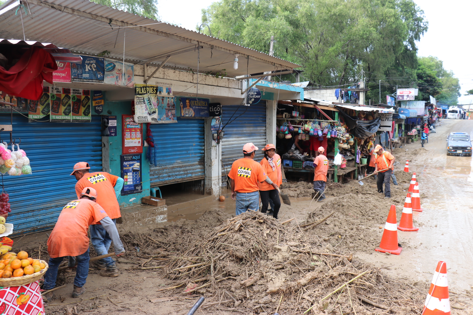 Correntada anega ocho comercios, bloquea carretera y daña red de agua entubada en Sacapulas, Quiché. (Foto Prensa Libre: Héctor Cordero)