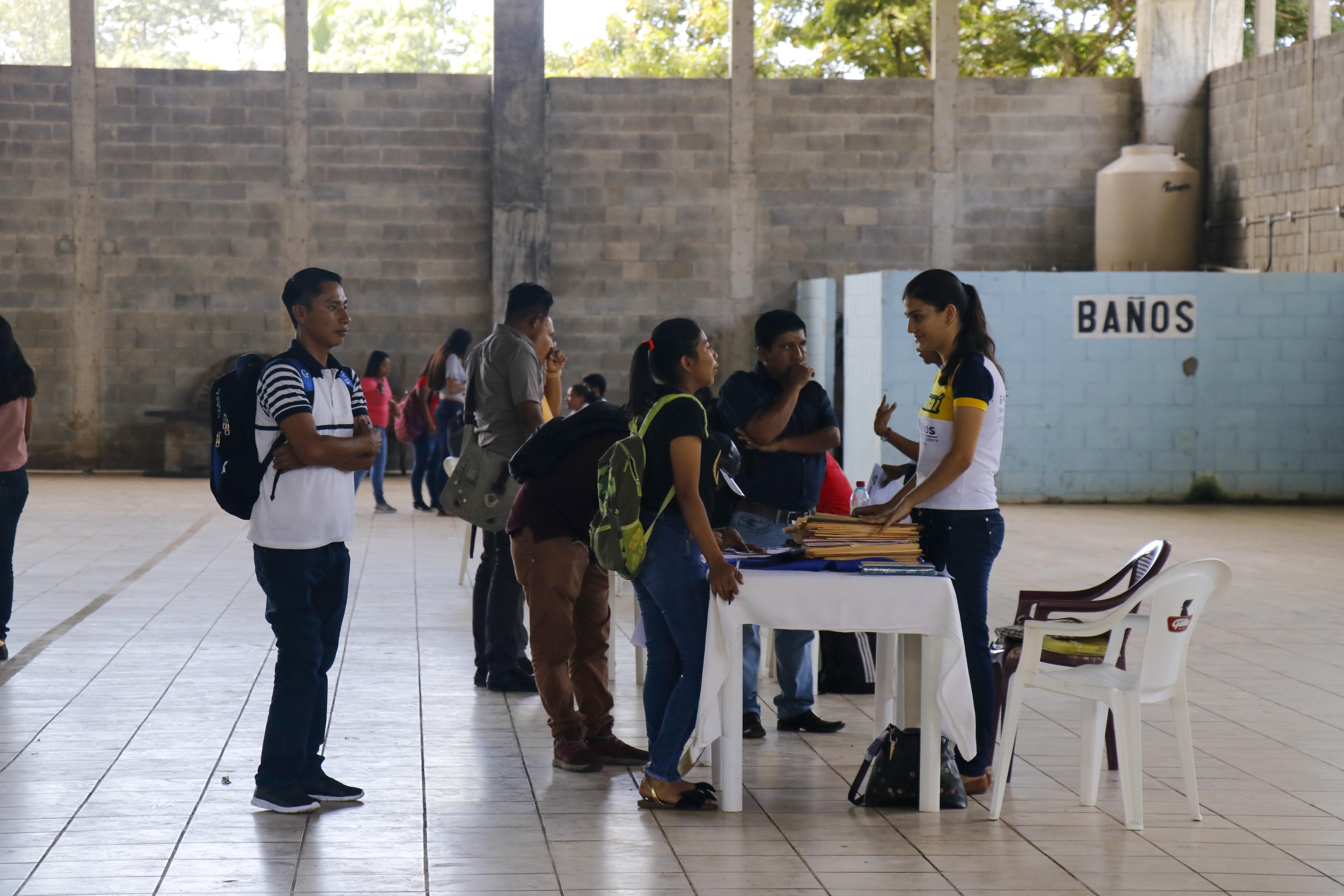 Cientos de jóvenes retaltecos acudieron en busca de una plaza laboral en el primer kiosko del  empleo. (Foto Prensa Libre: Rolando Miranda)