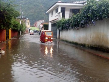 La intensa lluvia de esta tarde provocó inundaciones y la crecida del río San Francisco en Sololá. (Foto Prensa Libre: Conred) 