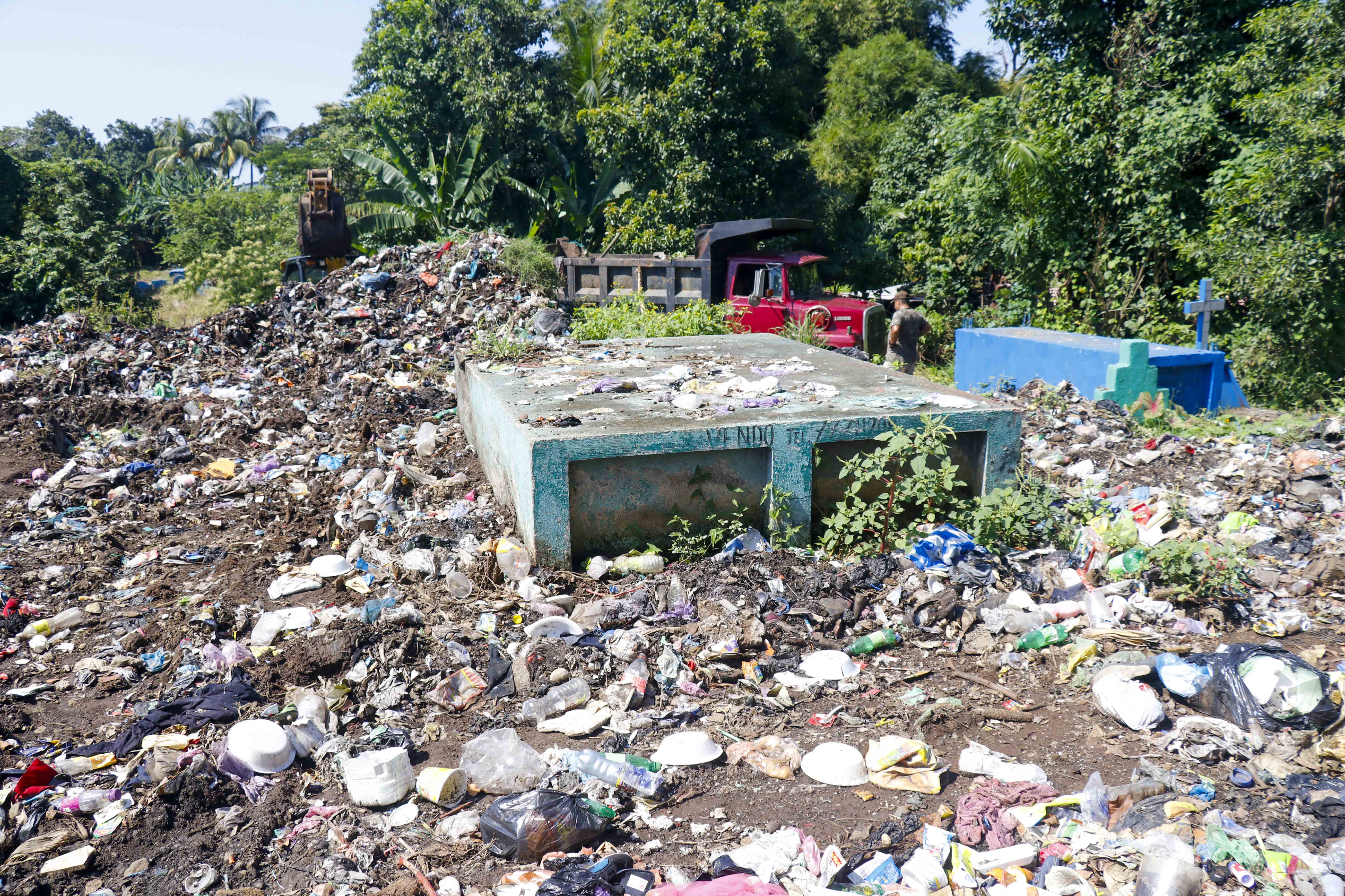 acumulación de basura amenaza sepultar cementerio en Retalhuleu. (Foto Prensa Libre: Rolando Miranda) 