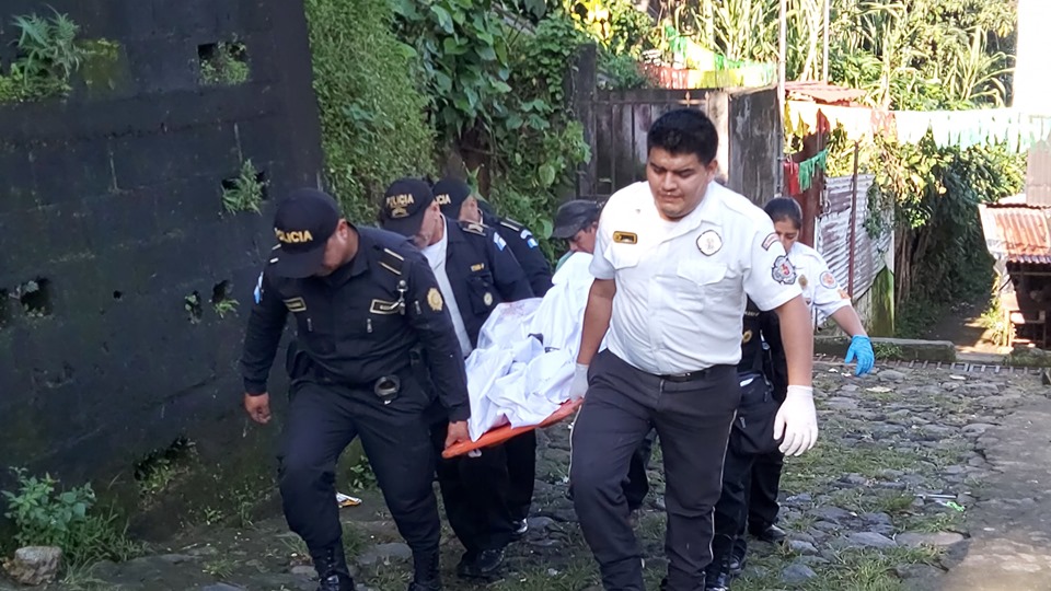 Policías y  Bomberos Voluntarios de Colomba trasladan el cadáver de Isabel Quin Lux a la morgue. (Foto Prensa Libre : Canal 3 Regional  Colomba)