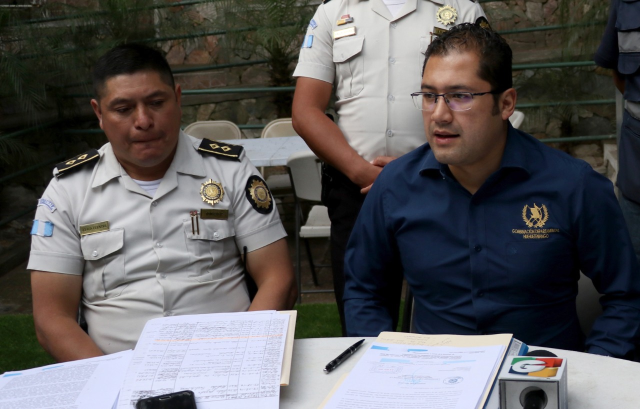Byron Fuentes, comisario de la Policía Nacional Civil -izquierda- es señalado de agresiones contra periodistas en Huehuetenango. (Foto Prensa Libre: Hemeroteca PL) 