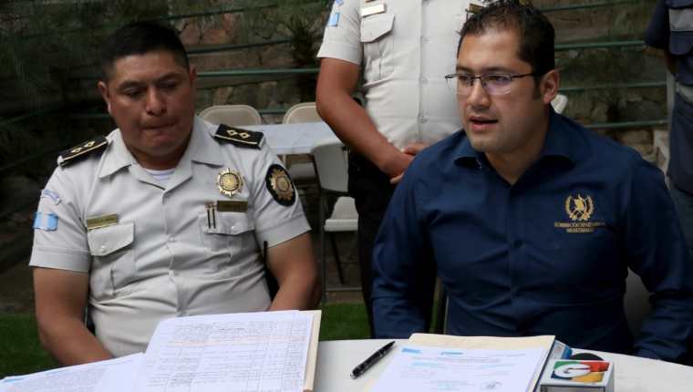Byron Fuentes, comisario de la Policía Nacional Civil -izquierda- es señalado de agresiones contra periodistas en Huehuetenango. (Foto Prensa Libre: Hemeroteca PL) 