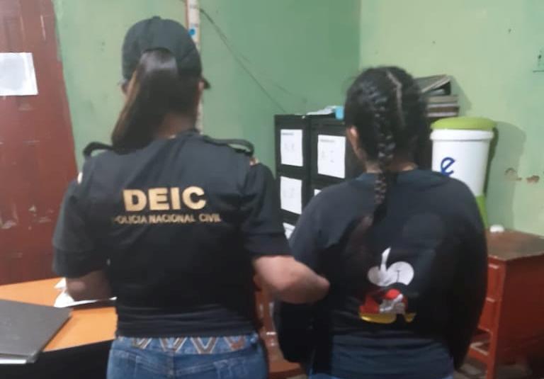 Yesica Judith Itzep Sontay guarda prisión por extorsión en el Preventivo de Mujeres de Quetzaltenango. (Foto Prensa Libre: PNC) 
