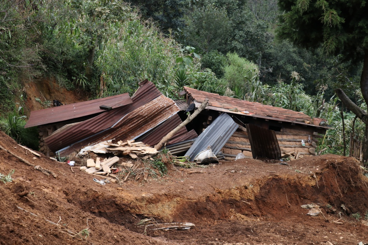 La vivienda de la familia Mejía Tum se ubica en una ladera de la aldea Xenaxicul, Aguacatán , Huehuetenango. (Foto Prensa Libre: Mike Castillo) 