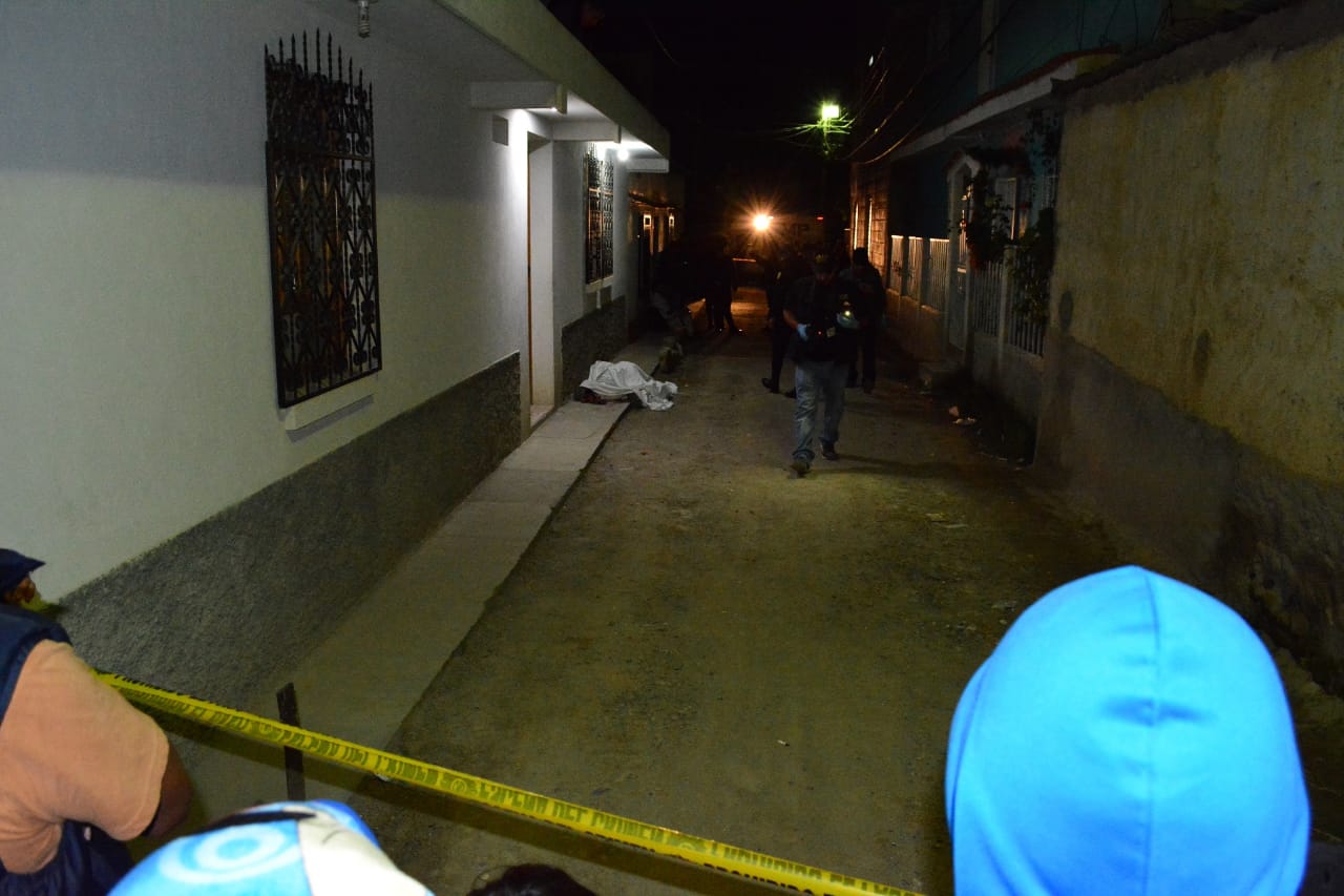 Ana Maribel Funes Gómez, de 27 años, y su hija, Gloria Elisa Funes de tres años, fueron atacadas a balazos en Huehueteanngo. (Foto Prensa Libre: Mike Castillo) 