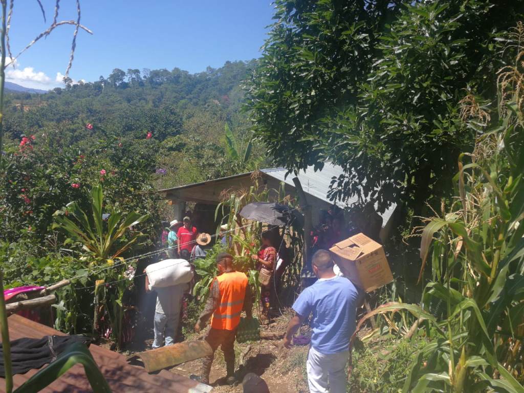 Vecinos del caserío Tacaná, San Ildefonso Ixtahuacán, Huehuetenango, llevan víveres a la familia afectada. (Foto Prensa Libre: Mike Castillo)