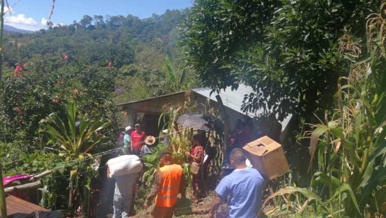 Vecinos del caserío Tacaná, San Ildefonso Ixtahuacán, Huehuetenango, llevan víveres a la familia afectada. (Foto Prensa Libre: Mike Castillo)