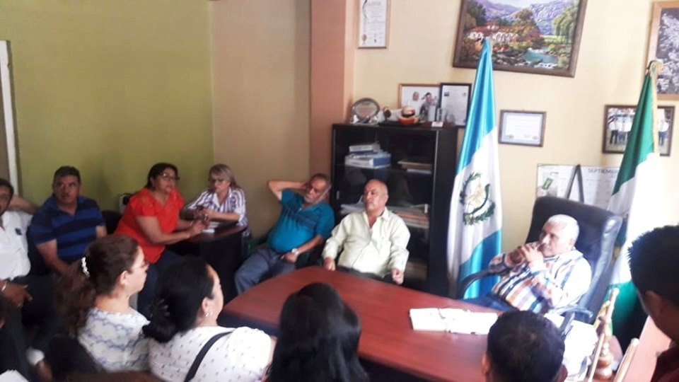 Vecinos de La Democracia, Huehuetenago, se durante una reunión con el alcalde Amílcar Montejo, -camisa con líneas de colores- (Foto Prensa Libre; Cortesía) 