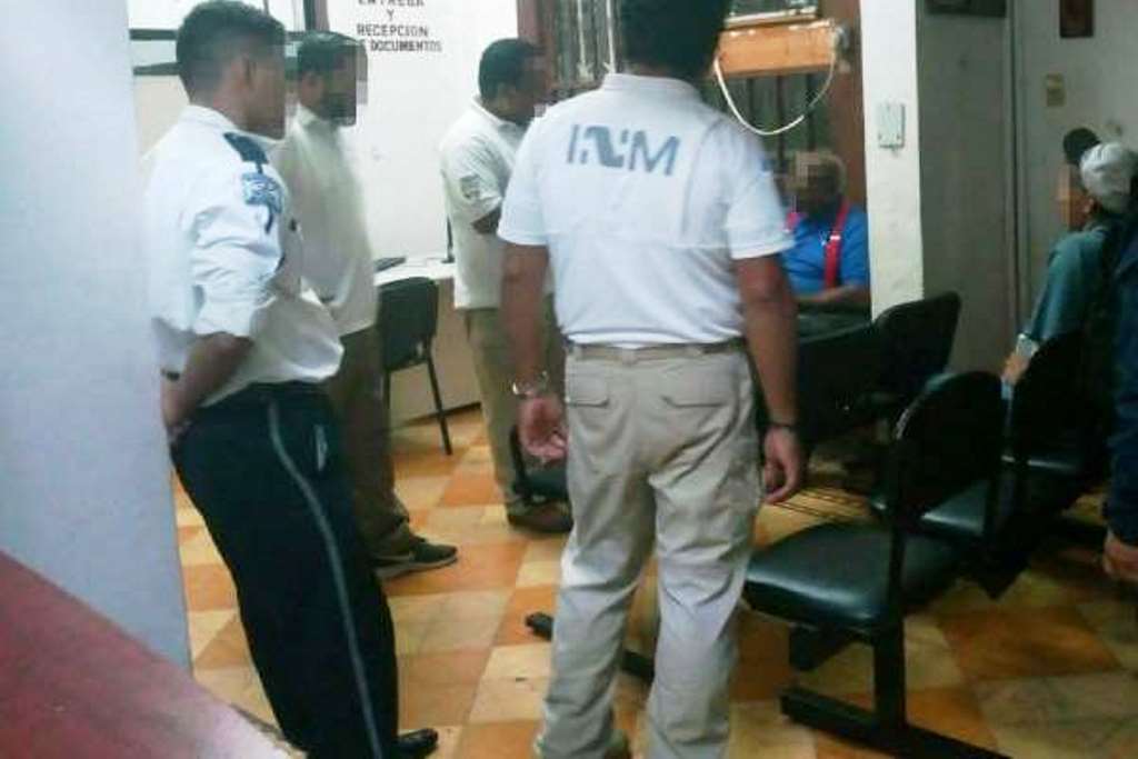 Agentes de la Policía Federal y del Instituto Nacional de Migración de México capturaron a un guatemalteco sindicado de abuso sexual. (Foto Prensa Libre: Cortesía) 
