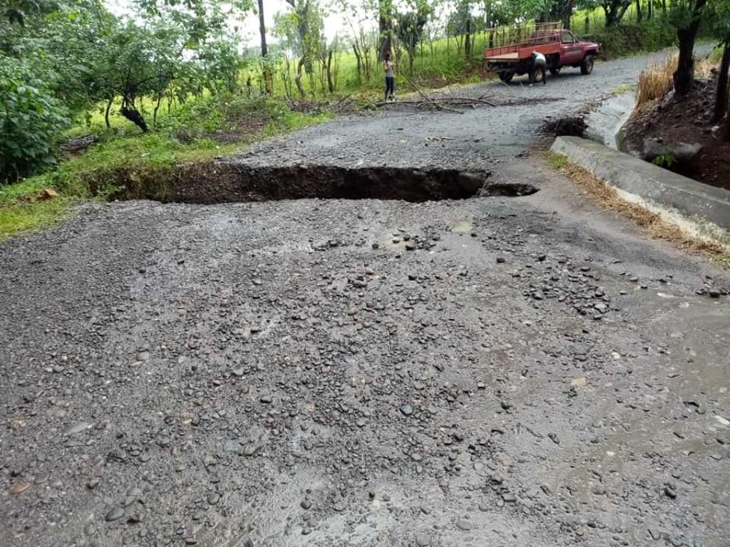 En la carretera que comunica las aldeas La Felicidad con Bethania, Coatepeque, la lluvia provocó un agujero. (Foto Prensa Libre:  Cocode aldea Bethania)  
