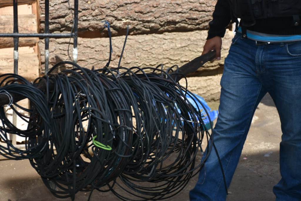 La Policía Nacional Civil decomisó cientos de metros de cable que los reos usan para sacar llamadas. (Foto Prensa Libre: Cortesía)