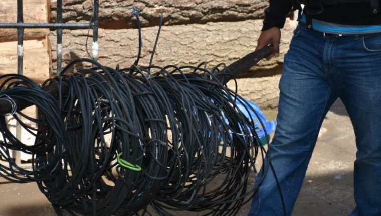 La Policía Nacional Civil decomisó cientos de metros de cable que los reos usan para sacar llamadas. (Foto Prensa Libre: Cortesía)