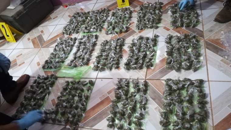 El Ministerio Público y la Policía Nacional Civil  decomisaron droga y dinero en Retalhuleu. (Foto Prensa Libre:  Cortesía)