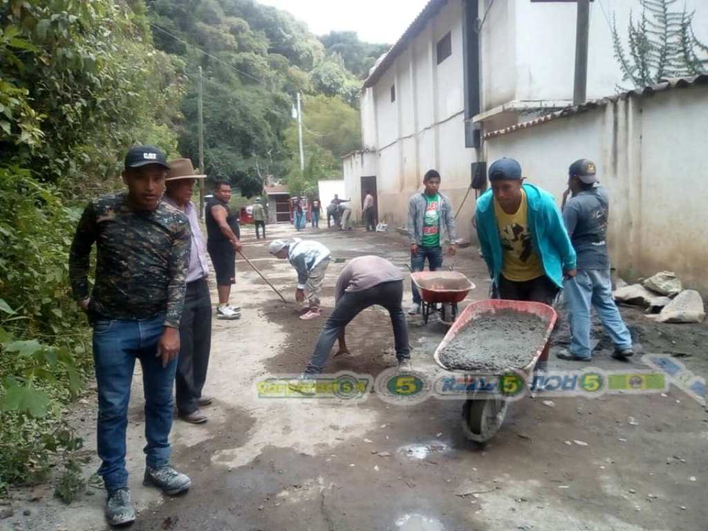 Pilotos de mototaxis y microbuses se unen para reparar carreteras en Sololá