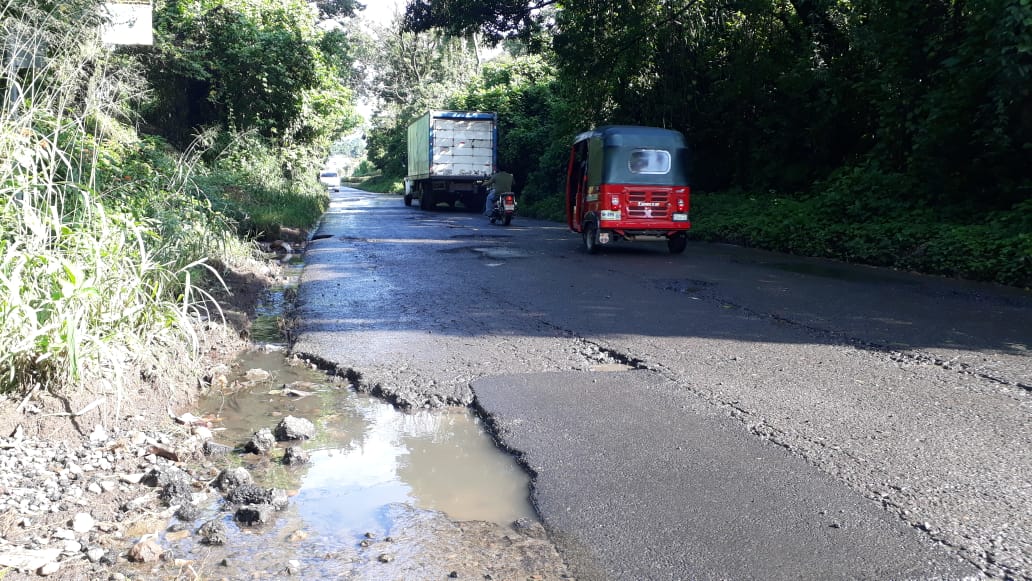 La carretera que comunica Mazatenango con Santo Domingo Suchitepéquez está deteriorada. (Foto Prensa Libre: Marvin Tunchez) 