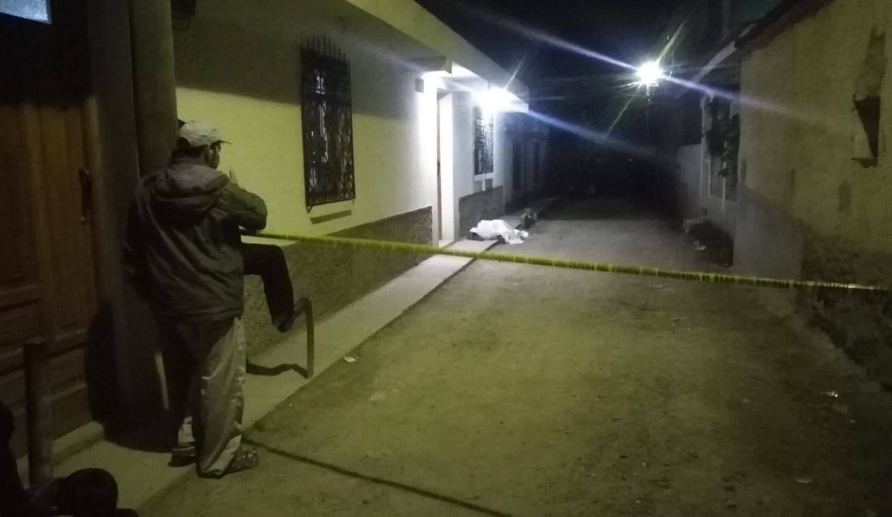 Curiosos observan el trabajo de la Policía Nacional Civil en el lugar donde ocurrió el ataque armado en Huehuetenango. (Foto Prensa Libre: Mike Castillo)